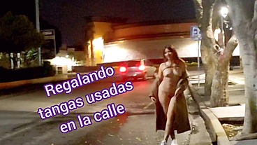 Tifanny jugando con suscriptores por la ciudad