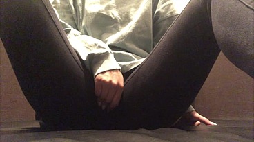 ネカフェでおもちゃ持参してエロ動画見ながらオナニーする女子◯生。