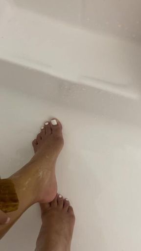 I’ll put my feet in your mouth and you’ll be a good boy and worship them 👑