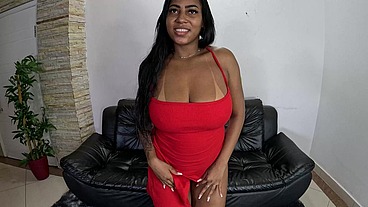 A mulata muito tarada deixou o câmera louco que entrou na brincadeira e fudeu o rabo da peituda - Leticia Barberino