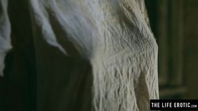 ”Dashing Victoria Daniels plays with her dripping wet twat”