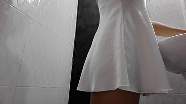 Jovencita cachonda quiere coño lleno