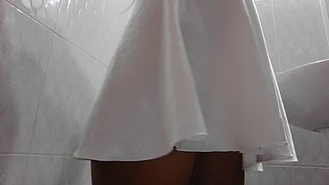 Jovencita cachonda quiere coño lleno