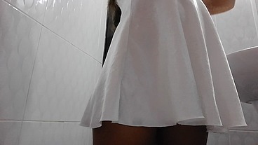 Jovencita cachonda quiere coño lleno