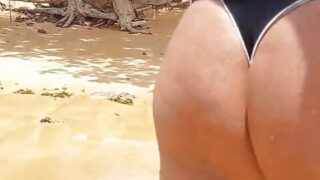 Travestito brasiliano eccitato stuzzica il suo sedere a bolla e il suo enorme cazzo mentre si masturba in lingerie sexy all&#39;aperto