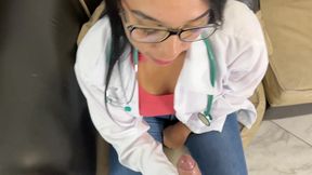 hermosa madrastra doctora debe de ayudar a su hijastro con su ereccion
