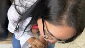 hermosa madrastra doctora debe de ayudar a su hijastro con su ereccion