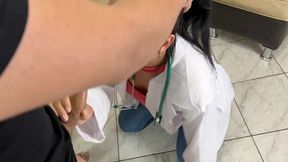 hermosa madrastra doctora debe de ayudar a su hijastro con su ereccion
