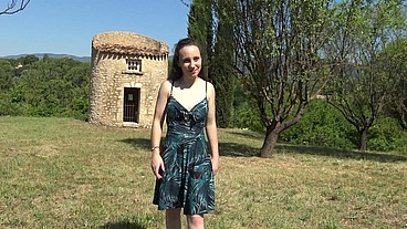 A 18ans, Amandine goûte à sa toute première sodomie... en plein gang-bang !
