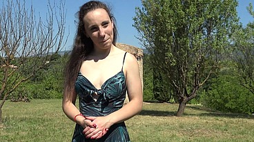 A 18ans, Amandine goûte à sa toute première sodomie... en plein gang-bang !