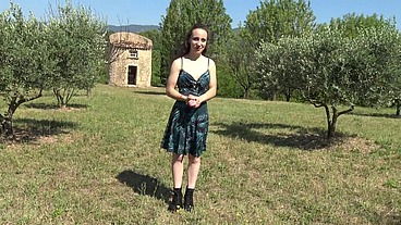 A 18ans, Amandine goûte à sa toute première sodomie... en plein gang-bang !