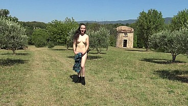 A 18ans, Amandine goûte à sa toute première sodomie... en plein gang-bang !