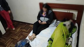le fui infiel a mi esposa cuando su mejor amiga viene ala casa y se queda en la casa misma cama es una fantasia que todos los hombre queremos cumplir que buena cojida le di