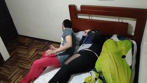 le fui infiel a mi esposa cuando su mejor amiga viene ala casa y se queda en la casa misma cama es una fantasia que todos los hombre queremos cumplir que buena cojida le di