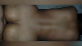 Morena le gusta estar desnuda en su habitaci&oacute_n!! Hermanastro cachondo se mete a la habitaci&oacute_n de su hermanastra mientras ella descansa!!! La cojo duro y profundo de perrito!!