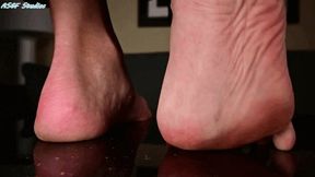 Blonde 's big powerful soles crush tiny ! - MP4