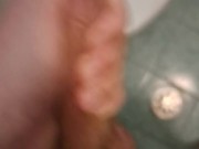 Caldo ed eccitato decido di segarmi nel bagno pubblico di un locale