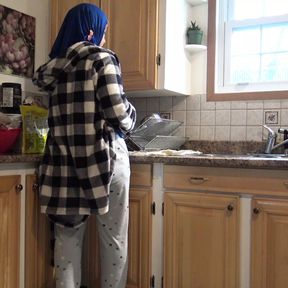 Syrian Housewife Gets Creampied By German Husband In The Kitchen