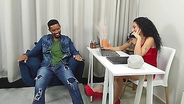 SECRETÁRIA SAFADA FODE NO ESCRITÓRIO
