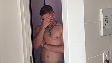 MEU VIZINHO ME PROVOCOU ENQUANTO E MEU NAMORADO QUE ESTAVA NO BANHO PEGOU NÓS DOIS NO FLAGRA