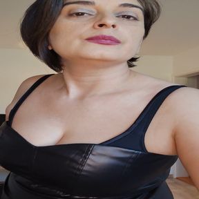 Mistress Roberta - Clean my feet for party