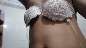 Madam ko bathroom mein nangi nahate hue dekha