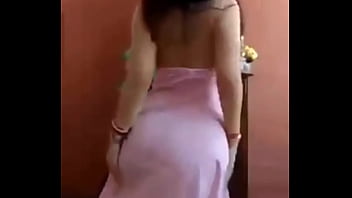 Novinha tirando vestido quem &eacute_ essa gostosa?