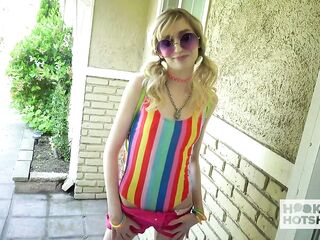 Honey Mackenzie Moss Gives Some Raw Love To A Coarse Dong!