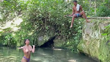 me follo a chica latina desconocida mientras toma un rico ba&ntilde_o en el lago