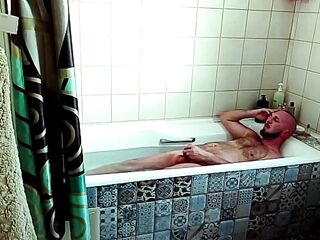 Мачеха зашла в ванную когда я дрочил