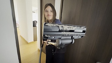 Me excita ver a mi empleada aspirando la casa y por eso termino haciendo las tijeras con ella y comiendole el coño