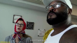 Masturbare interrasială cu degetul, sex oral profund &#8211; film extrem cu o curvă matură amatoră cu ochelari care primește un futai anal dur