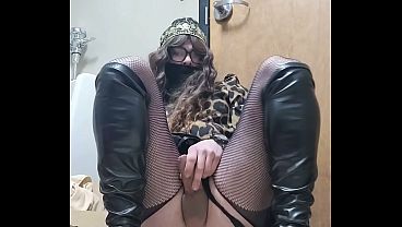 Travesti meti&eacute_ndose pene de gama en ba&ntilde_o p&uacute_blico