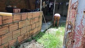 encunetro a la vecina sola en su casa y me invita a pasar para chuparme la verga