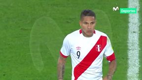 Paolo Guerrero se la mete al arquero sin querer.