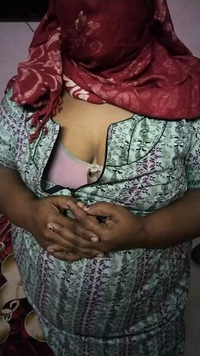 Chennai aunty nurse showing boobs