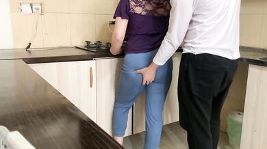 آشپزخونه غذا درست میکرد مالیدمش هورنی شدیم