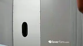 ¡Mantenimiento del refrigerador ven a GloryHole mientras trabajas!