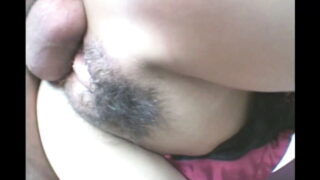 Un beau mec la baise à fond en position de cowgirl avant de la remplir de sperme.