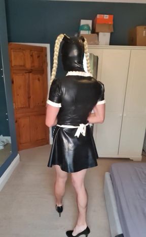 I managed to finally get some customs done, dressed in my favorite piece of latex, my gorgeous maid dress.