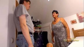 Oma mit klatschnasser fotze