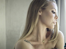 MILF Nicole Aniston sensual striptease