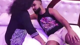Girlfriend ki mummy ko pata kar chudai Kareeb boyfriend ne Hotel Mein Le jakar