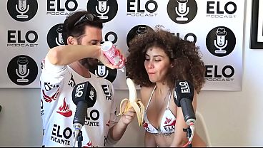 Beatrice Segreti se come toda la banana con crema