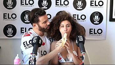 Beatrice Segreti se come toda la banana con crema