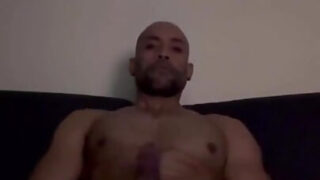 Amadores caseiros com pênis enormes se masturbam com força antes de se penetrarem em uma quente cena anal.