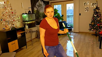 Housewife&#039_s Buttcrack Exposed While Mopping: Christmas Edition