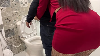 SEXO EN EL BA&Ntilde_O DE LA OFICINA CON SECRETARIA ALTA Y CULONA TERMINA EN CREAMPIE CREMOSO