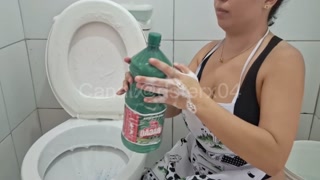 Maid washing bathroom Dia