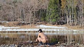 雪解けが始まった渓流で全裸散歩